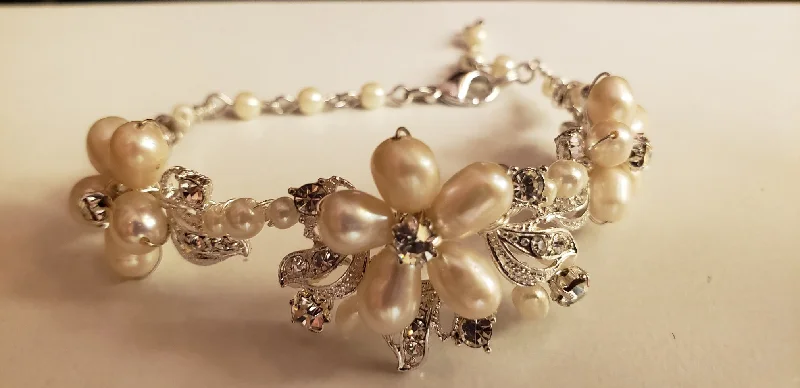 Act Fast boho-chic dressGold Pearl Bracelet