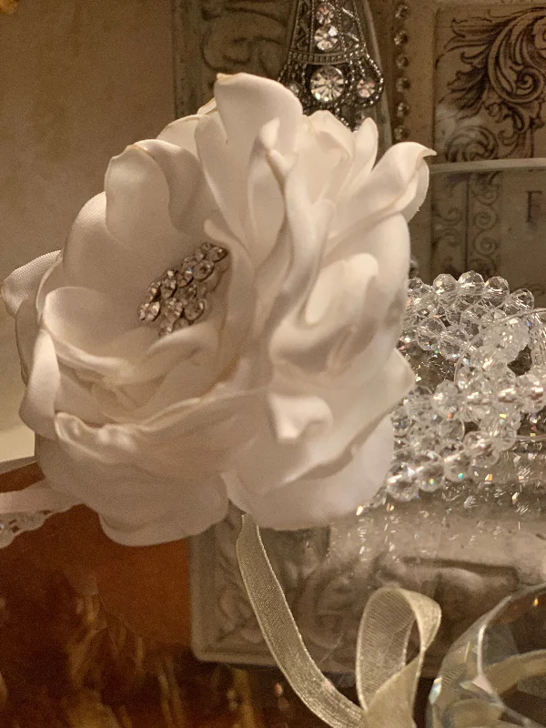 Unmissable Offer sleek midi dressWhite Flower Bracelet