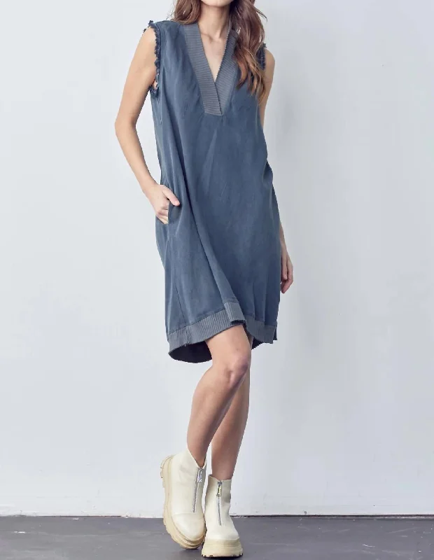 fitted cocktail dressSleevelss Dress In Mixed Fabrics in Grey