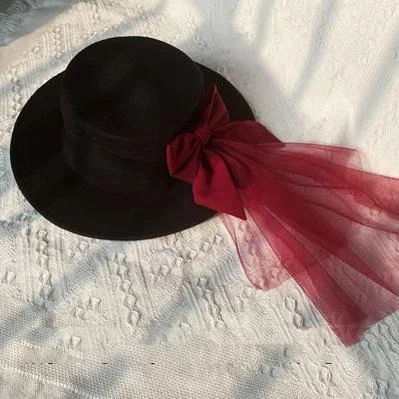 black hat+red bow