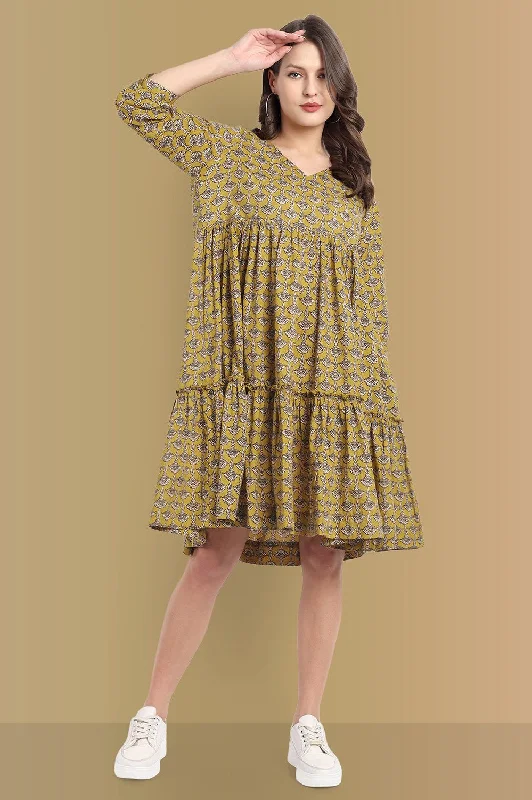 Discount Extravaganza V Neck Graduated Ajrak Printed Dress